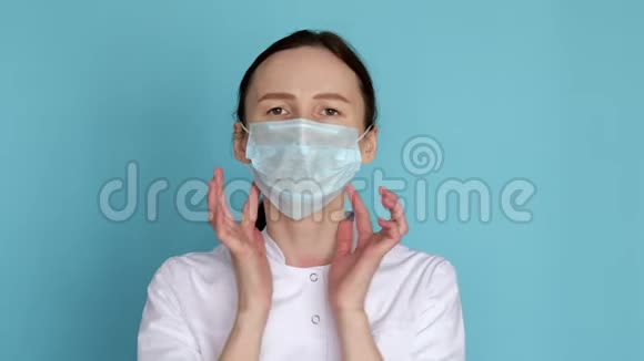女医生为预防冠状病毒摘下防护面罩视频的预览图