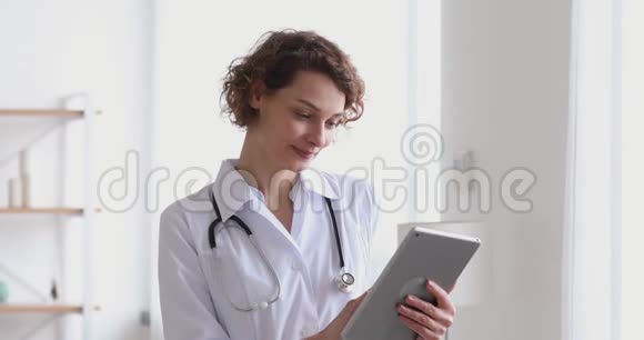 医院使用数码平板电脑微笑女医生视频的预览图