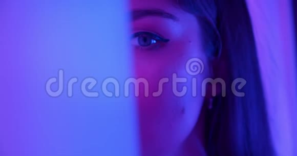 白种人漂亮的女孩在镜头前看着周围的霓虹灯诱惑感觉夜晚视频的预览图