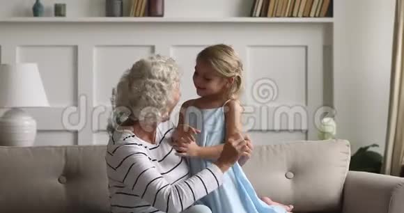 中年老年流浪妇女挠小学前孙女视频的预览图