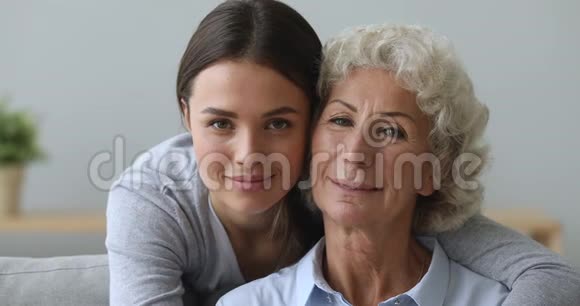 快乐的成年女儿拥抱愉快的老母亲视频的预览图