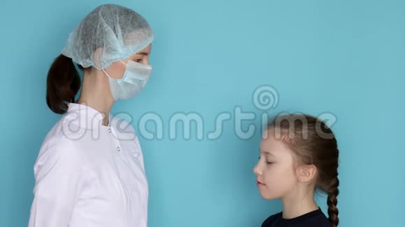 使用带呼吸面罩的雾化器吸入药物的女童视频的预览图