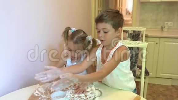 两个孩子在家庭厨房做饭视频的预览图