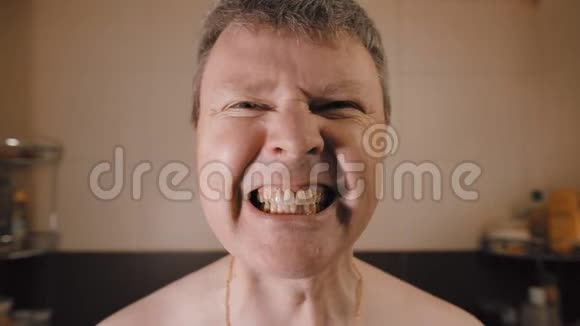 有趣的白人扭动着他的脸刷牙视频的预览图