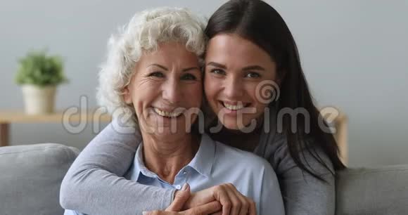 幸福慈爱的年轻女子拥抱中年老母亲视频的预览图