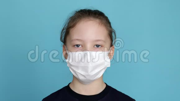 戴防护面罩预防冠状病毒的女孩肖像视频的预览图