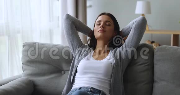 年轻无忧无虑的女人享受自由休闲的周末时光视频的预览图