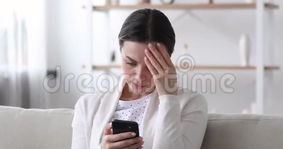 担心年轻女性在智能手机上阅读坏消息视频的预览图