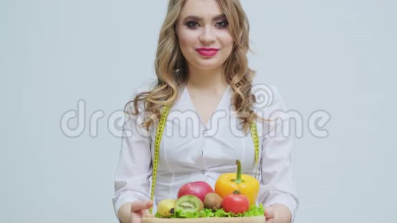 营养学家持新鲜水果和蔬菜进行健康饮食视频的预览图