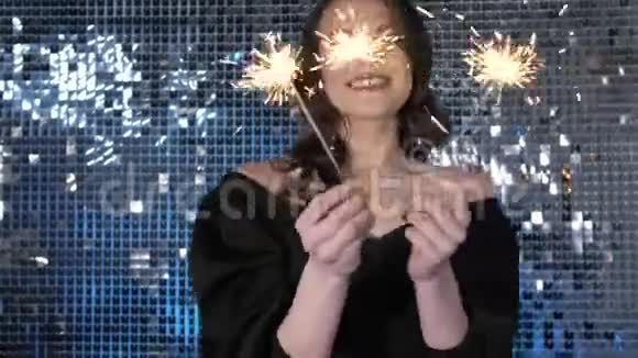 微笑的女孩手握火花娱乐生活方式假日活动休闲视频的预览图