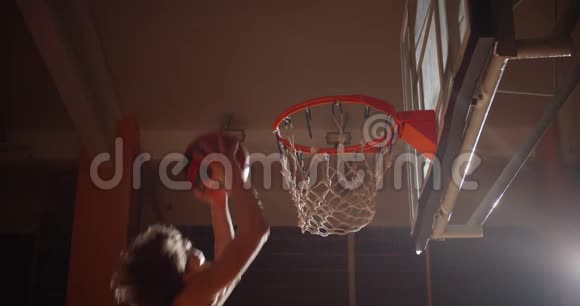 篮篮篮球满贯灌篮Curly高加索球员跳跃光线视频的预览图