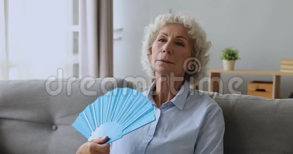 过热成熟的老年妇女患有中暑视频的预览图