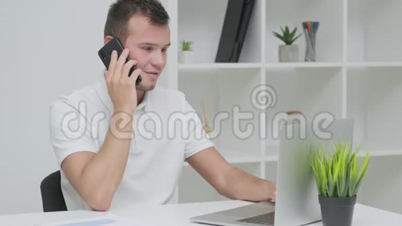 可靠的商人在公司办公室和一个客户通电话视频的预览图