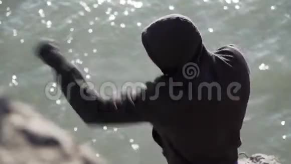 拳击手在河面闪闪发光的露天训练拳击和武术体育运动视频的预览图