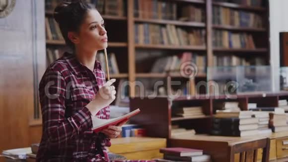 在图书馆学习的女学生视频的预览图
