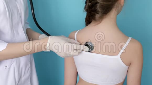 女医生用听音筒听女孩呼吸视频的预览图