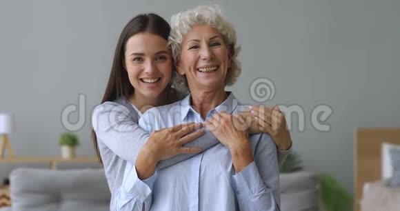 幸福慈爱的成年孙女拥抱微笑的中年奶奶视频的预览图
