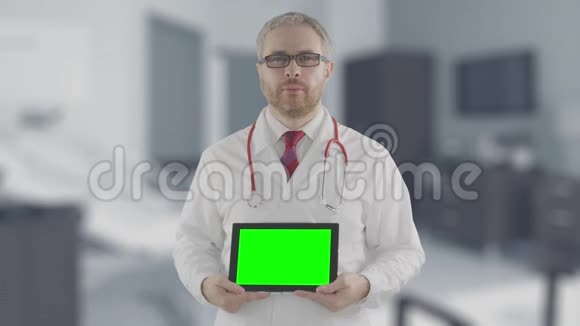有关医生持有现代平板电脑与绿色屏幕拍摄在红色相机阿尔法哑光便于图片或视频视频的预览图