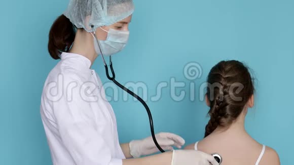 女医生用听音筒听女孩呼吸视频的预览图