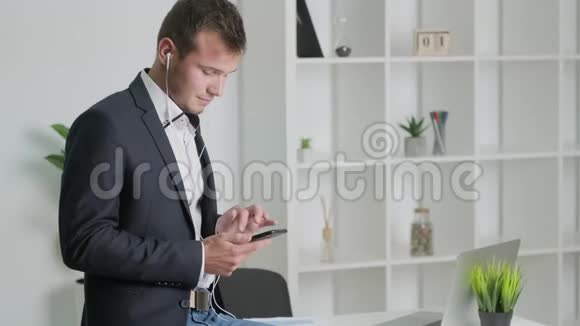 可靠的商人在公司办公室和一个客户通电话视频的预览图