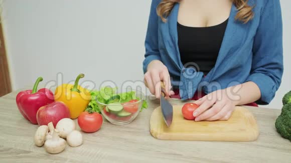 女性切片番茄减肥沙拉视频的预览图