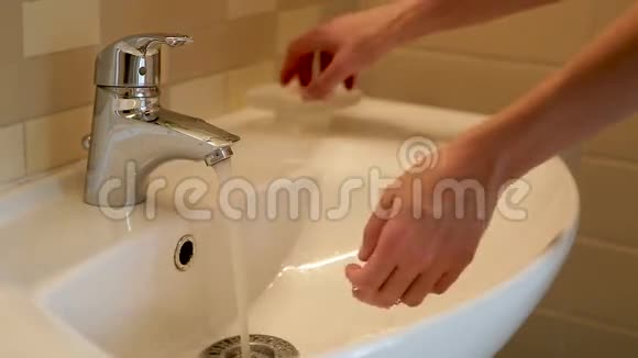 女孩在水龙头下洗手视频的预览图
