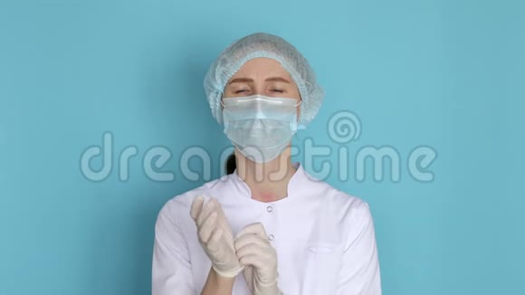 女医生戴上冠状病毒防护手套视频的预览图