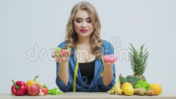 女人在有害食物和健康食物之间做出选择视频的预览图