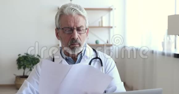 重症老年医生阅读医疗论文分析报告视频的预览图