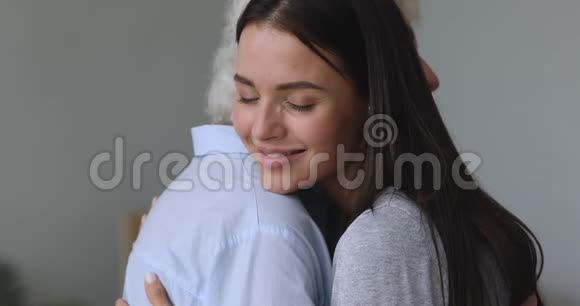 幸福深情的年轻女子拥抱慈爱成熟的母亲视频的预览图