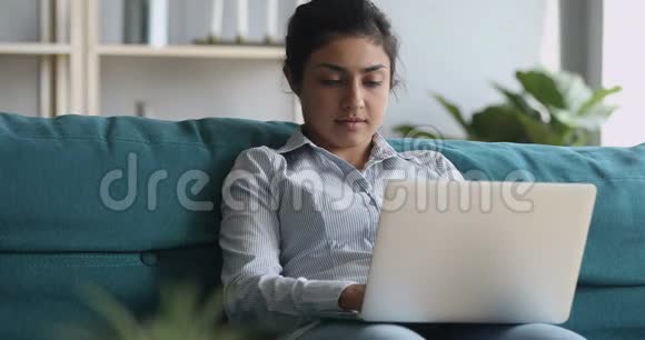 年轻的印度女性自由职业者在网上远程工作视频的预览图