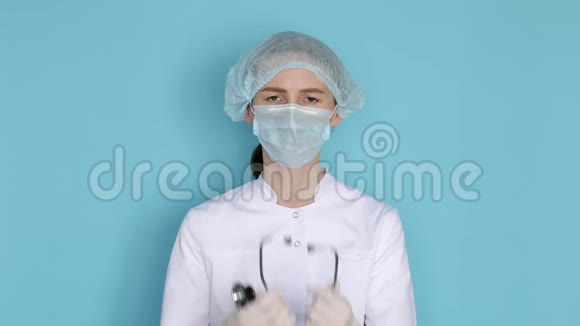 戴口罩帽子和手套的女医生视频的预览图