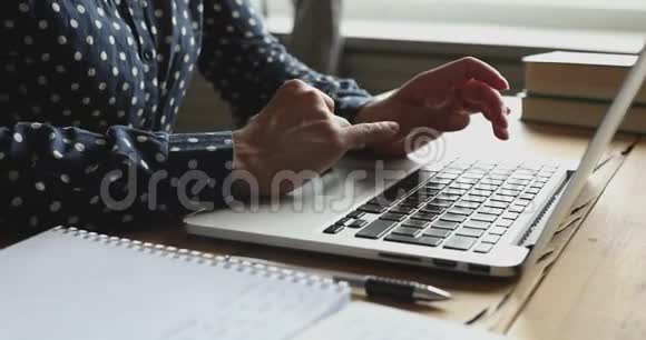 特写一个年轻的印度女人在电脑上工作使用触摸板视频的预览图