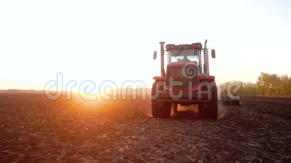 日落农场农业设备或拖拉机的农村工作用地视频的预览图
