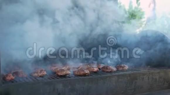厨师把肉放在烤架上视频的预览图