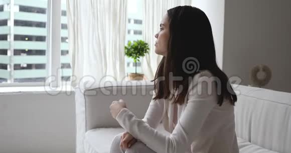 悲伤的单身女士独自坐在家里感到焦虑视频的预览图