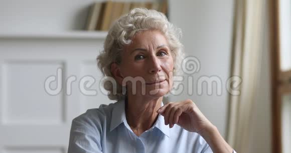 快乐健康年长成熟的女人看着相机视频的预览图