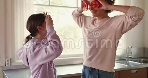 有趣的年轻妈妈和十几岁的女儿做胡椒眼镜视频的预览图