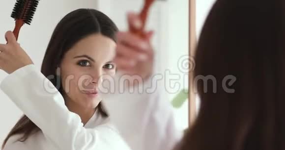 微笑自信的少女刷牙健康的头发照镜子视频的预览图