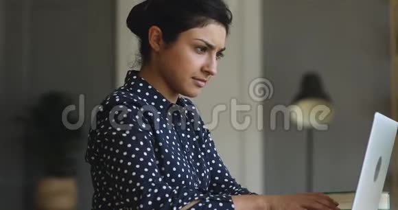 年轻的印度女商人集中在办公室家里从事电脑工作视频的预览图