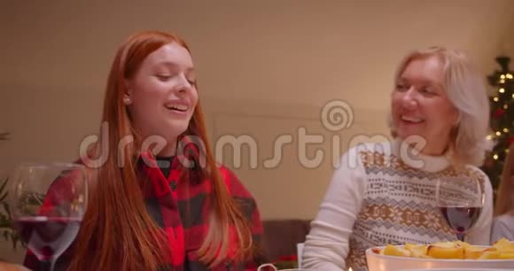金姜少女圣诞晚餐家庭团圆不同时代视频的预览图