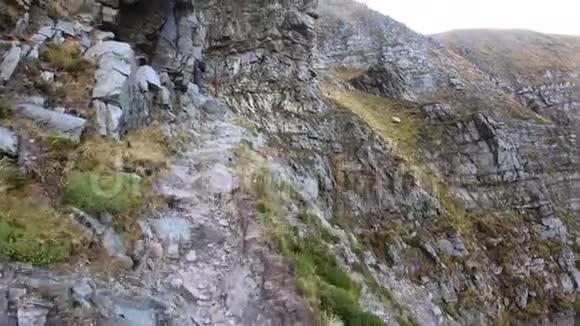 在悬崖边上远足视频的预览图