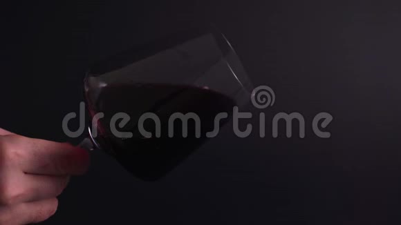 分析酒精在玻璃杯中的作用侍酒师会检查酒的颜色和气味酒的流动性在视频的预览图