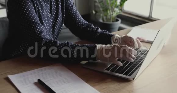 印度女商人戴着面具和手套在笔记本电脑上工作特写视频的预览图