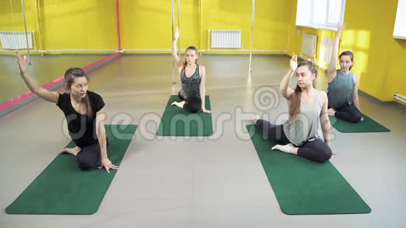 有魅力的年轻运动女性一起做瑜伽集体培训健康的生活方式观念视频的预览图