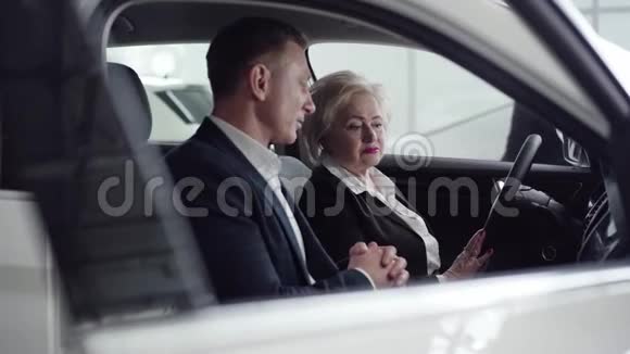 资深富婆白种人和毒贩坐在车里专业交易员与富有客户的经销商交谈视频的预览图
