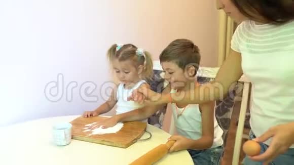 妈妈和孩子们一起准备面团烤苹果蛋糕视频的预览图