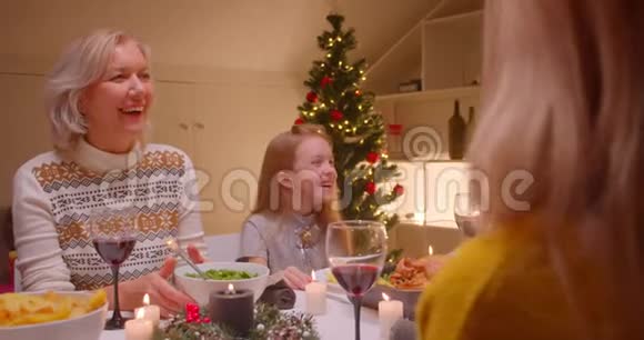 小金发女孩圣诞家庭聚餐欢乐礼物视频的预览图