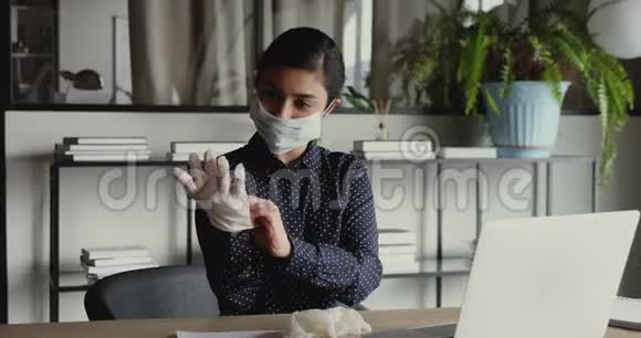 印度女商人上班前戴着医用手套和口罩视频的预览图