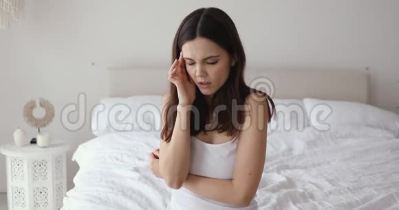 睡醒的女人失眠头痛视频的预览图